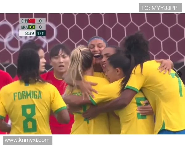 足球明星进球瞬间女友甜蜜反应引发网友热议与羡慕 足球明星进球瞬间女友甜蜜反应引发网友热议与羡慕